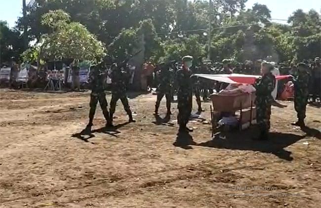 tembakan-salvo-antar-almarhum-kapten-cpn-kadek-udi-ke-svarga-loka
