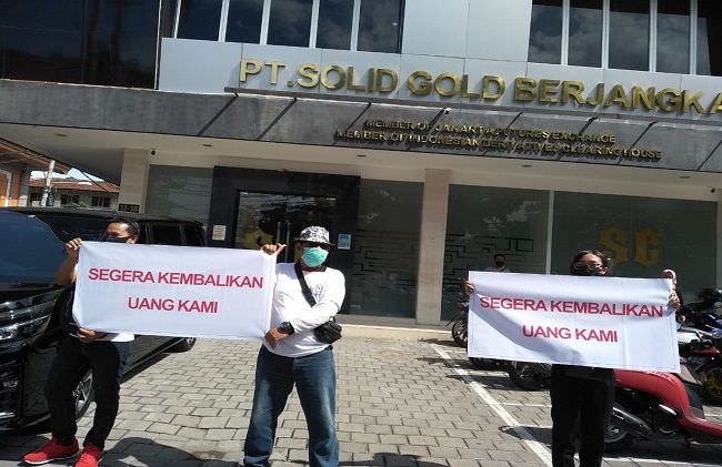 terus-diberi-janji-palsu-nasabah-geruduk-pt-solid-gold-berjangka