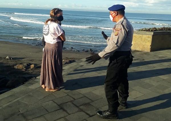 turis-asing-mulai-banjiri-pantai-ini-warning-polair-polres-badung