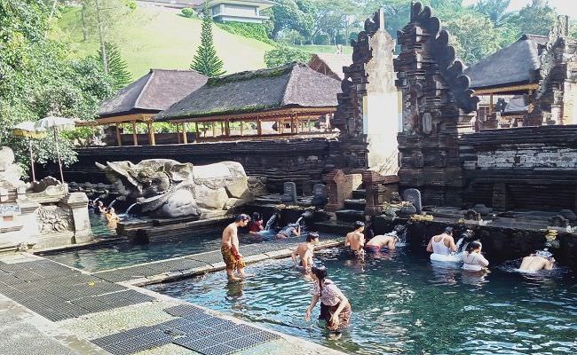 batasi-pemedek-banyu-pinaruh-di-pura-tirta-empul-harus-jaga-jarak