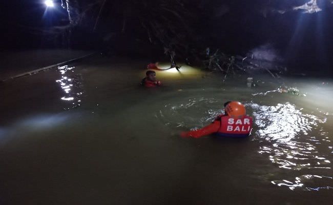 cari-bambu-untuk-layangan-pemuda-penatih-tenggelam-di-sungai