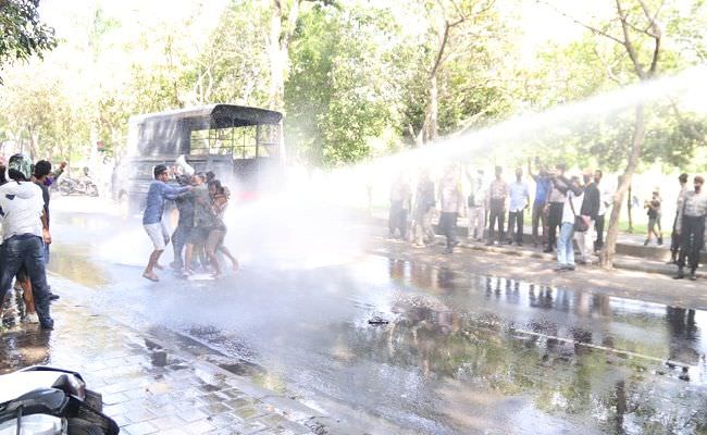 dibubarkan-polisi-dengan-water-canon-mahasiswa-papua-kocar-kacir