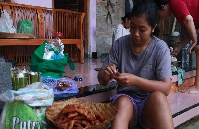 dirumahkan-karyawan-restoran-pilih-buat-kue-basah