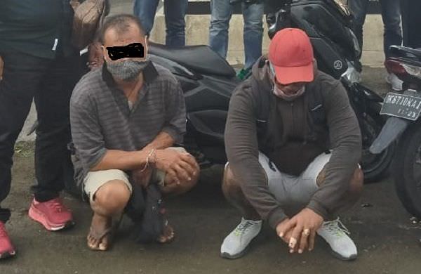 pasangan-homo-dihukum-gelar-pecaruan-polisi-amankan-bb-minyak-pelicin