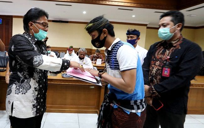 puji-kreativitas-milineal-bupati-giri-bagikan-hadiah-lomba-ogoh-ogoh