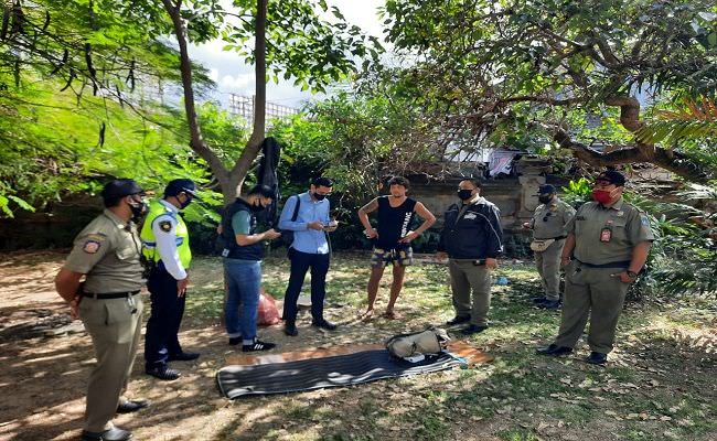 sebulan-tidur-beralas-tikar-di-area-bandara-wn-rusia-diamankan-pol-pp