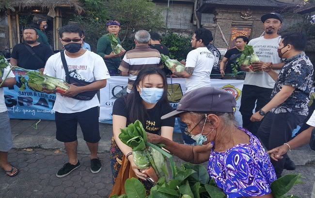 10-menit-ratusan-paket-sayur-dan-nasi-bungkus-glo-ludes-dibagikan