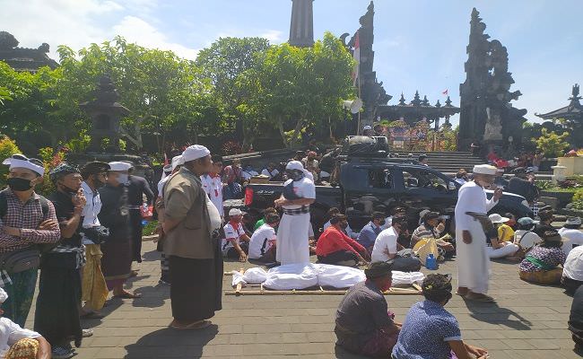 di-depan-massa-taksu-bali-dwipa-tuntut-phdi-bubarkan-hare-krishna