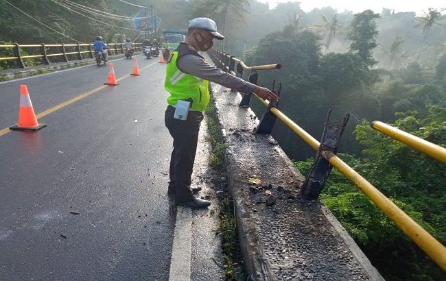 diseruduk-truk-masuk-jurang-bajang-jegeg-tewas-sopir-truk-tersangka