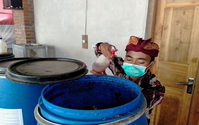 edukasi-warga-desa-manggot-jadi-alternatif-pakan-ikan-lele-dan-ayam