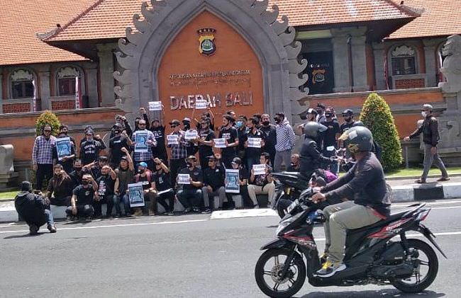 gelar-protes-depan-polda-bali-pendukung-jrx-tuntut-jrx-dibebaskan