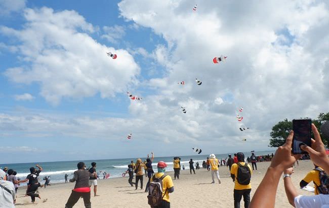 kuta-bangkit-dari-covid-19-gelar-lomba-layangan-dan-surfer-di-pantai