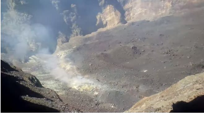 nekat-status-level-ii-pendaki-liar-nekat-turun-ke-kawah-gunung-agung
