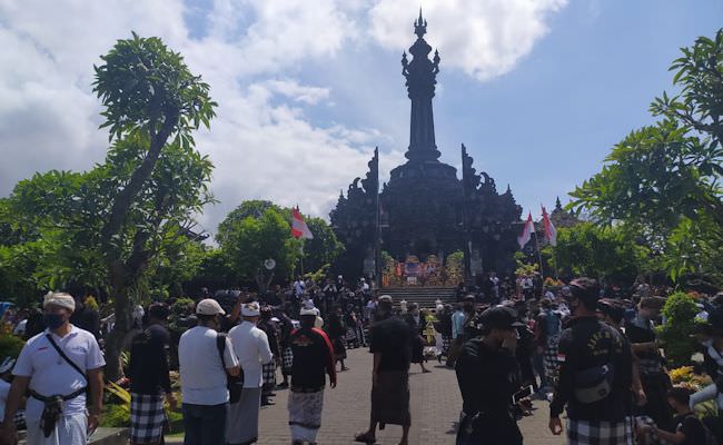 ribuan-massa-aksi-protes-hare-krisna-berkumpul-di-renon-denpasar