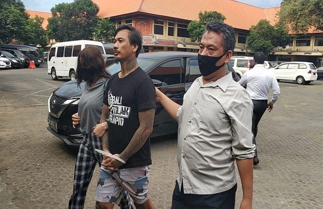 tangan-diborgol-polda-jrx-ditahan-agar-tidak-mengulangi-perbuatannya