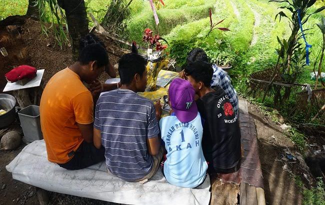 trenyuh-anak-anak-tak-punya-kuota-siapkan-meja-kursi-untuk-belajar