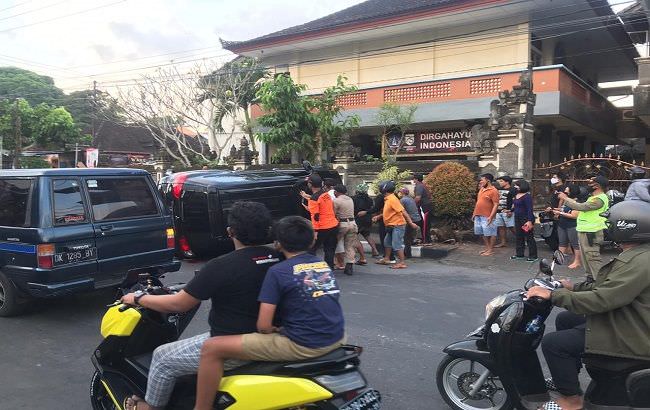 baru-belajar-mengemudi-tabrak-trotoar-mobil-terguling-di-blakiuh