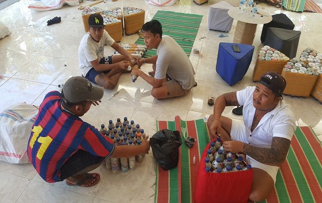 gantikan-inventaris-di-kantor-desa-bikin-kursi-berbahan-eco-brick