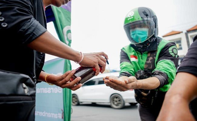 khawatir-driver-ojol-jadi-pembawa-covid-19-sekda-bali-bagikan-masker