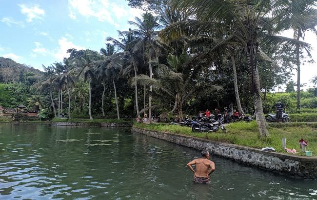 manis-kuningan-telaga-taman-sari-jadi-obyek-wisata-dadakan-di-gianyar