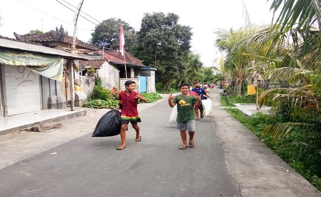 anak-sd-ikut-berburu-botol-bekas-3-kg-plastik-ditukar-1-kg-beras