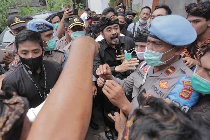 awk-dianiaya-pendemo-ternyata-semua-berawal-dari-kepalan-tangan