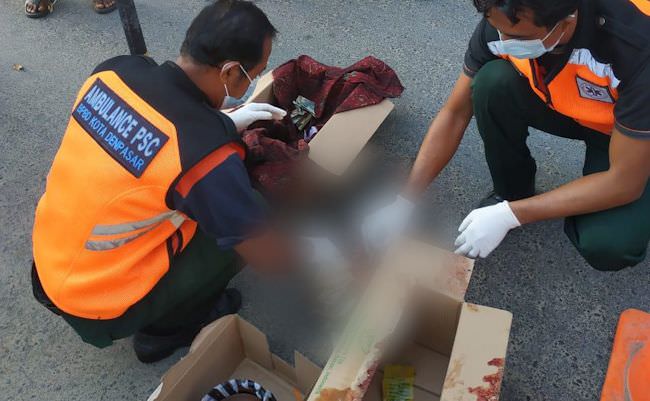 bayi-terlindas-mobil-polisi-buru-yang-membuang
