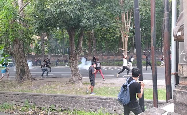 demo-omnibus-law-di-bali-ricuh-tembakan-gas-air-mata-dibalas-batu
