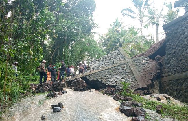hujan-lebat-picu-pohon-tumbang-banjir-dan-tanah-longsor-di-badung