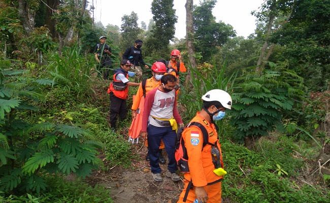 kelelahan-dan-lemas-pendaki-gunung-agung-berhasil-ditemukan-selamat