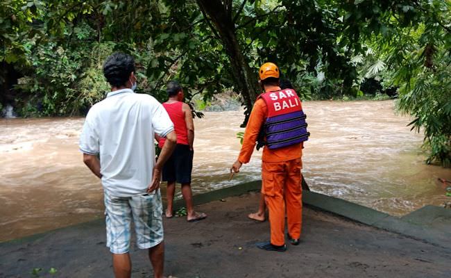 mimih-hujan-deras-dan-sungai-meluap-warga-mengwi-tiba-tiba-hilang