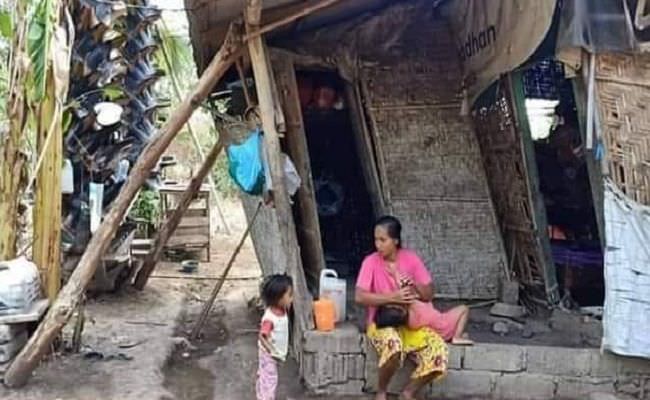miris-sekeluarga-di-buleleng-tempati-gubuk-reot-dan-nyaris-ambruk