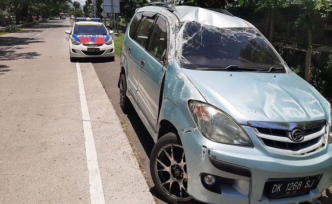 ngantuk-berat-terbalik-di-jalur-cepat-avanza-terbalik-di-bypass