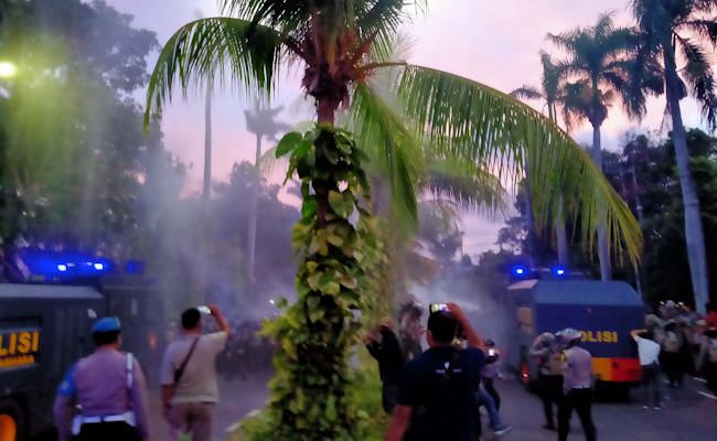 pukul-mundur-massa-tolak-omnibus-kampus-unud-ditembaki-polisi