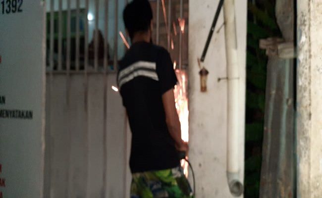 sekeluarga-terjebak-berjam-jam-polda-bali-denpom-buka-paksa-segel