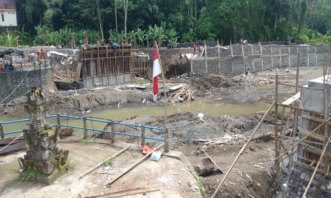 tak-peduli-hujan-proyek-penghubung-dua-kecamatan-di-gianyar-dikebut