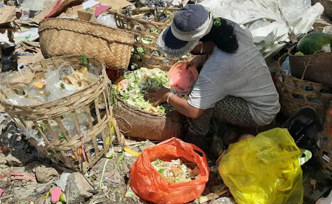 terdampak-covid-19-warga-di-klungkung-mengais-rezeki-di-tempat-sampah