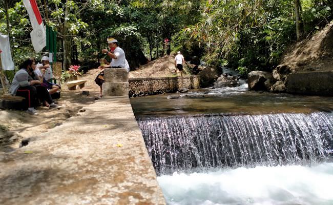 wisata-tiyingtali-desa-panji-sensasi-pemandian-di-air-deras