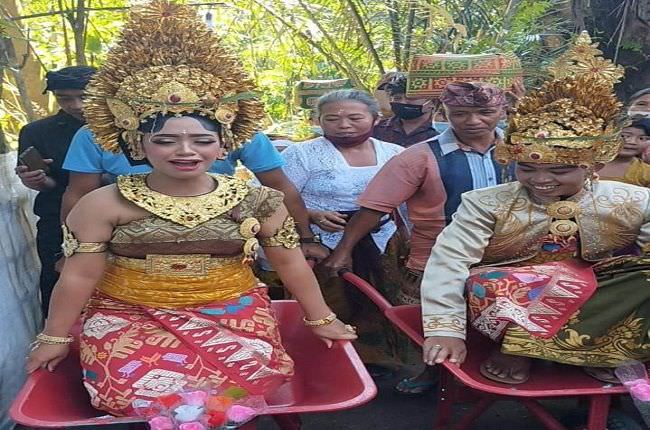 bayar-kaul-pasangan-muda-duda-utara-naik-arco-menuju-pelaminan