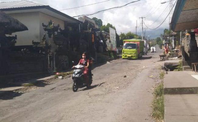 jalan-menuju-pura-pasar-agung-hancur-ternyata-tanggung-jawab-provinsi