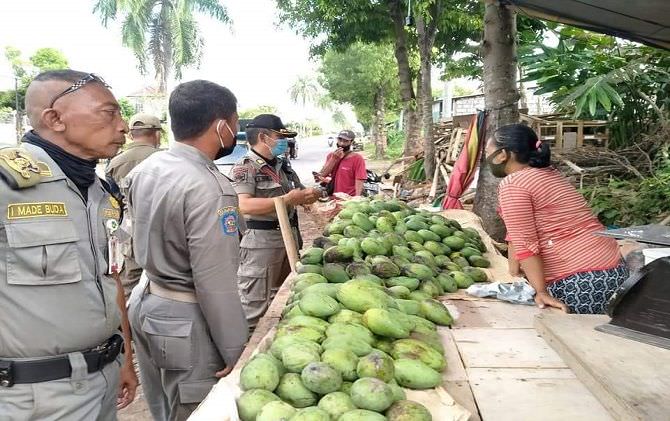 jualan-di-pinggir-jalan-saat-covid-lapak-pedagang-buah-diberangus