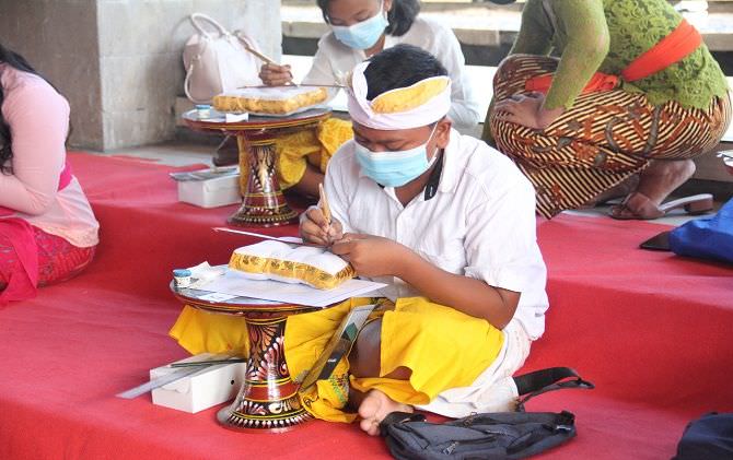 lestarikan-aksara-bali-siswa-smp-di-buleleng-dilatih-menulis-lontar