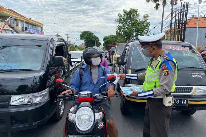 polisi-denpasar-bagikan-ribuan-masker-untuk-pelanggar-lalulintas