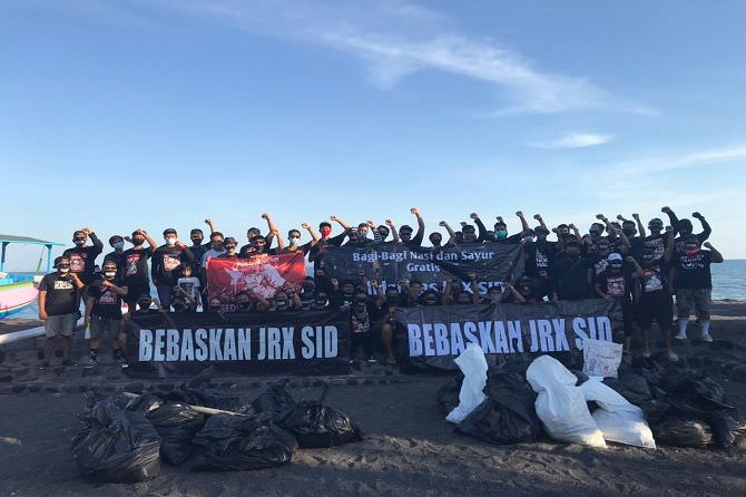 terinspirasi-jrx-pemuda-gianyar-bagi-bagi-pangan-gratis-di-lebih