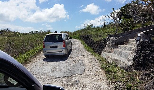 jalanan-nusa-penida-sempit-picu-kemacetan-ini-rencana-bupati-suwirta
