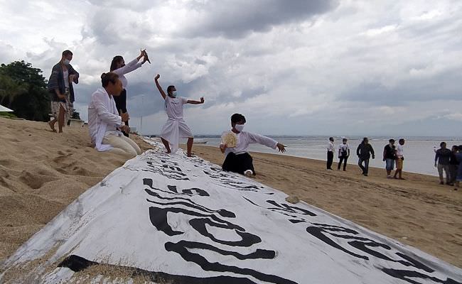 kenang-21-tahun-art-and-peace-dengan-wianta-bentang-karya-2-kilometer