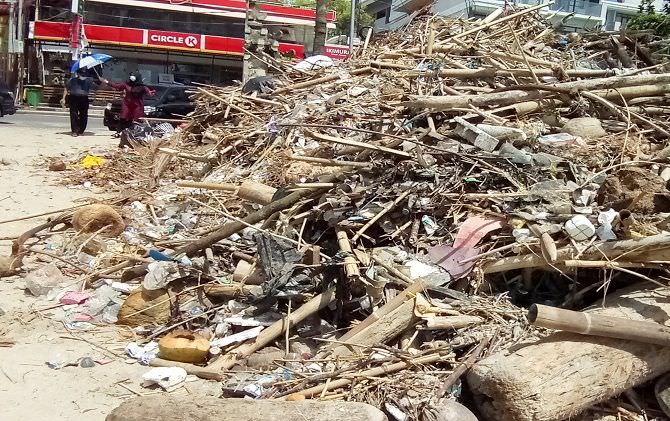 musim-hujan-datang-serbuan-sampah-ke-pantai-kuta-kian-menggila