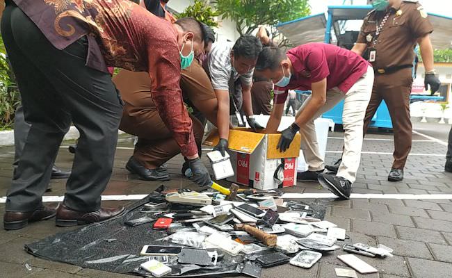 ogah-diberikan-ke-anak-sekolah-ratusan-hp-mahal-dihancurkan-kejari