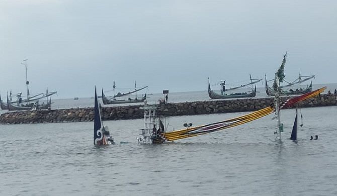 tabrak-karang-perahu-nelayan-tenggelam-evakuasi-terkendala-cuaca