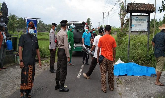 tabrak-pintu-mobil-plat-b-pengendara-motor-tewas-di-jalan-umum-marga